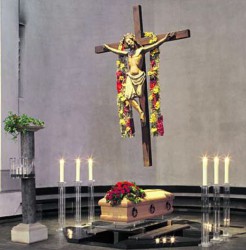 Pfarrkirche St. Maria Magdalena zu Höntrop (Bistum Essen) mit einem in den Boden eingelassenen Taufbecken über dem ein Verstorbener im Sarg aufgebart ist. Foto: privat
